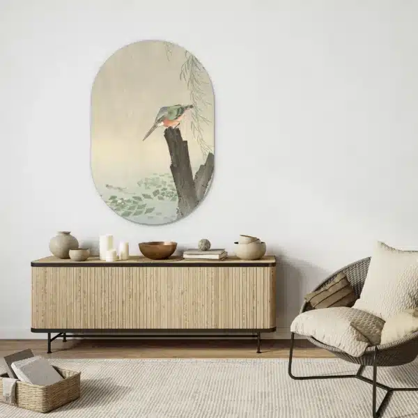 Ijsvogel schilderij als muurovaal boven een licht houten dressoir