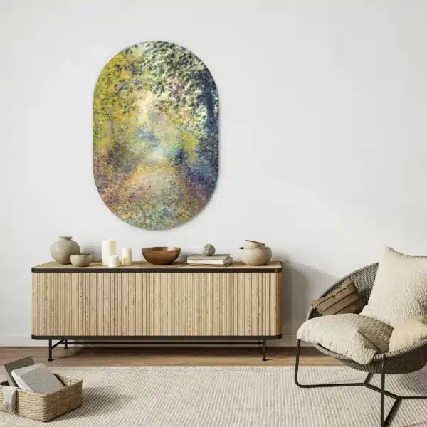 Schilderij bospad als muurovaal boven een licht houten dressoir
