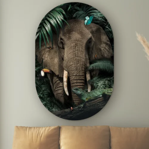 Muurovaal Jungle olifant aan de muur boven een cognac bank