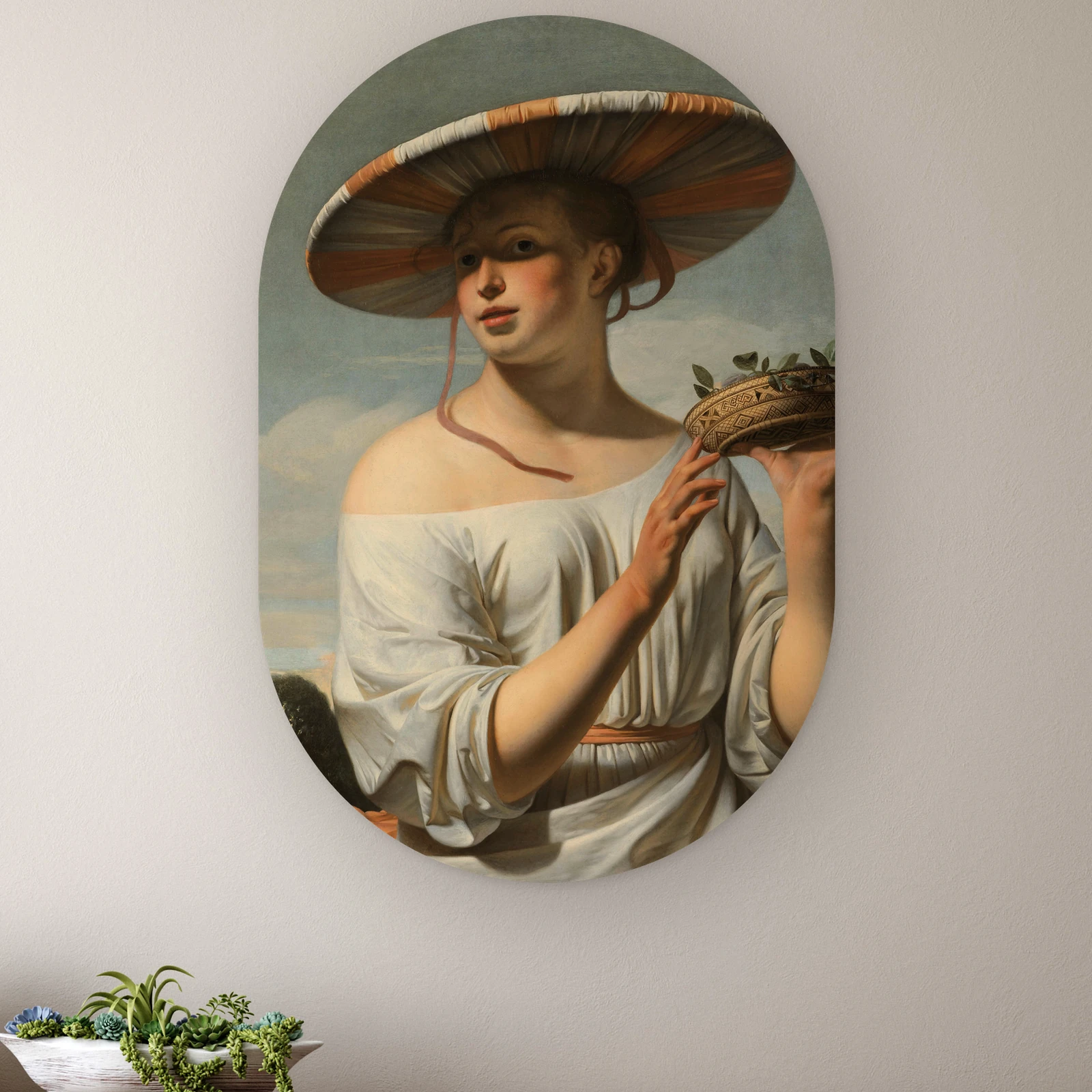 Muurovaal Meisje met de brede hoed aan de muur boven een houten dressoir met planten