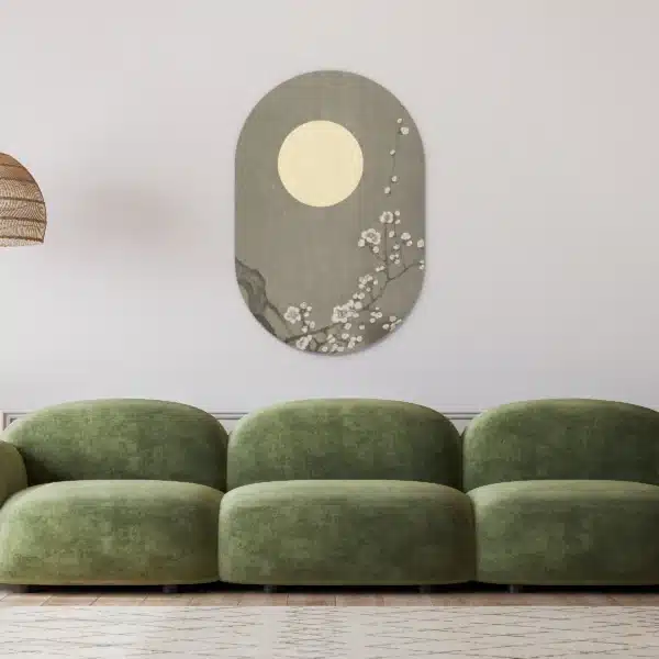 Japanse bloesem schilderij als muurovaal in een lichte woonkamer boven een groene bank