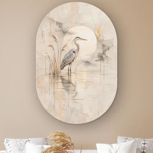 Schilderij blauwe reiger als muurovaal: blauwe reiger in het riet met spiegelbeeld en een bleke volle maan, staand ovaal