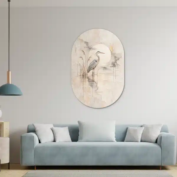 Schilderij blauwe reiger als muurovaal in een lichte woonkamer boven de bank