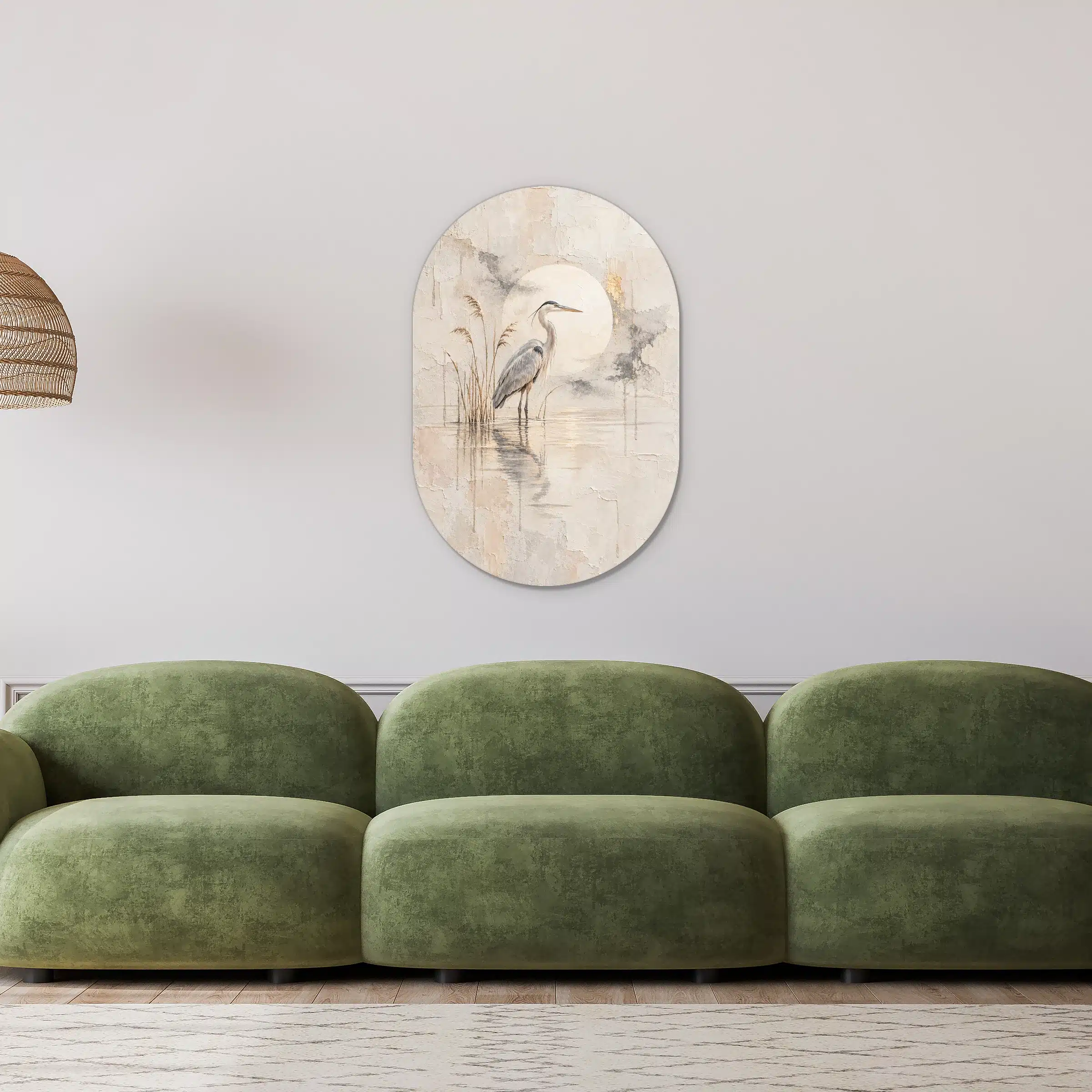 Schilderij blauwe reiger als muurovaal in een lichte woonkamer boven een groene bank