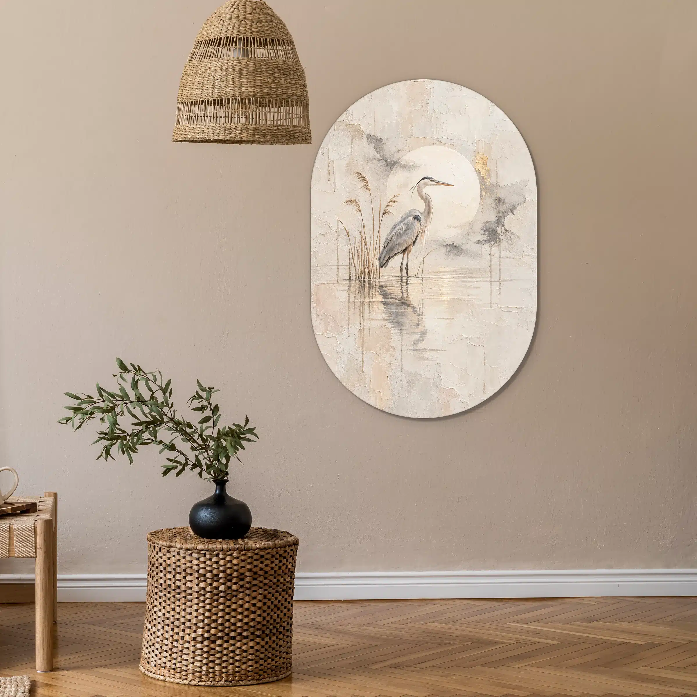 Schilderij blauwe reiger als muurovaal aan een zandkleurige muur