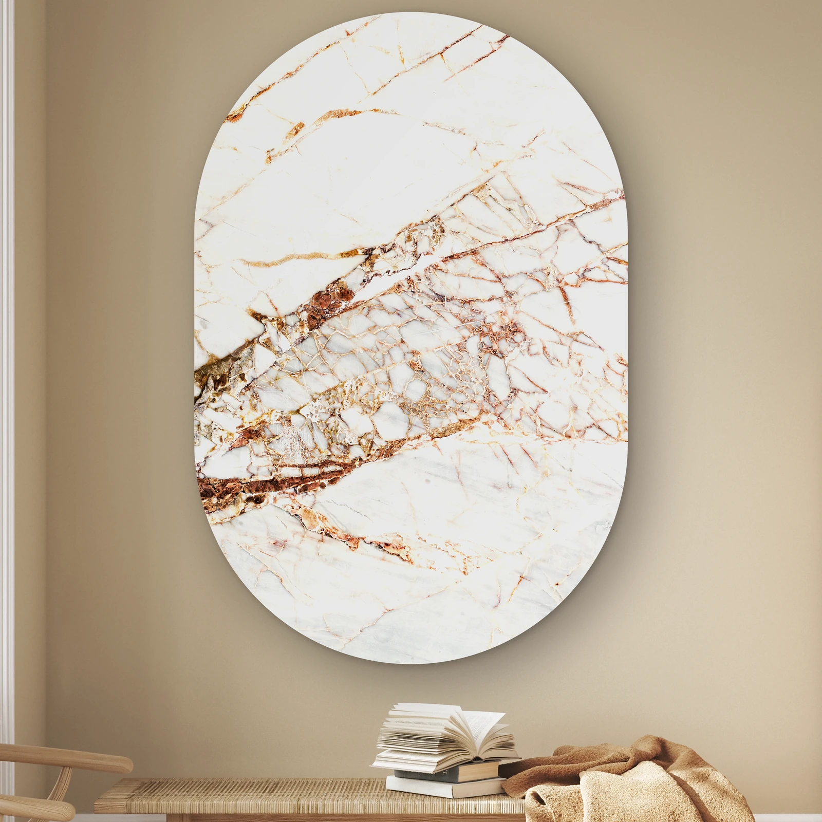 Muurovaal Rose gouden marmer aan de muur boven een houten bankje met boeken