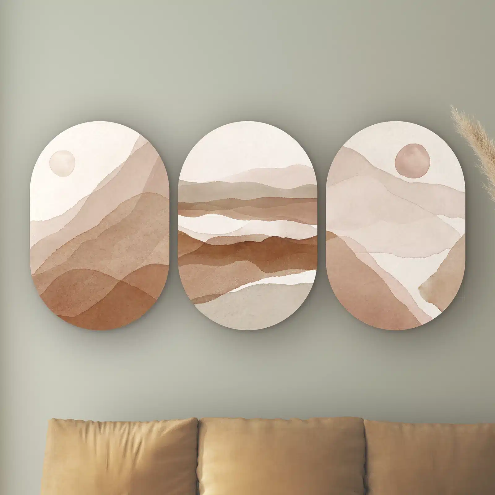 Abstract drieluik schilderij in drie muurovalen: bergen, duinen en een bergvallei in terracotta en zand