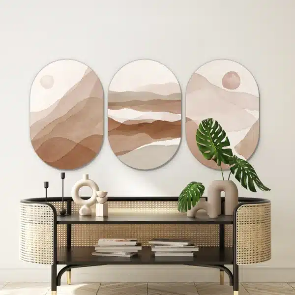 Abstract drieluik schilderij in drie muurovalen boven een rotan console