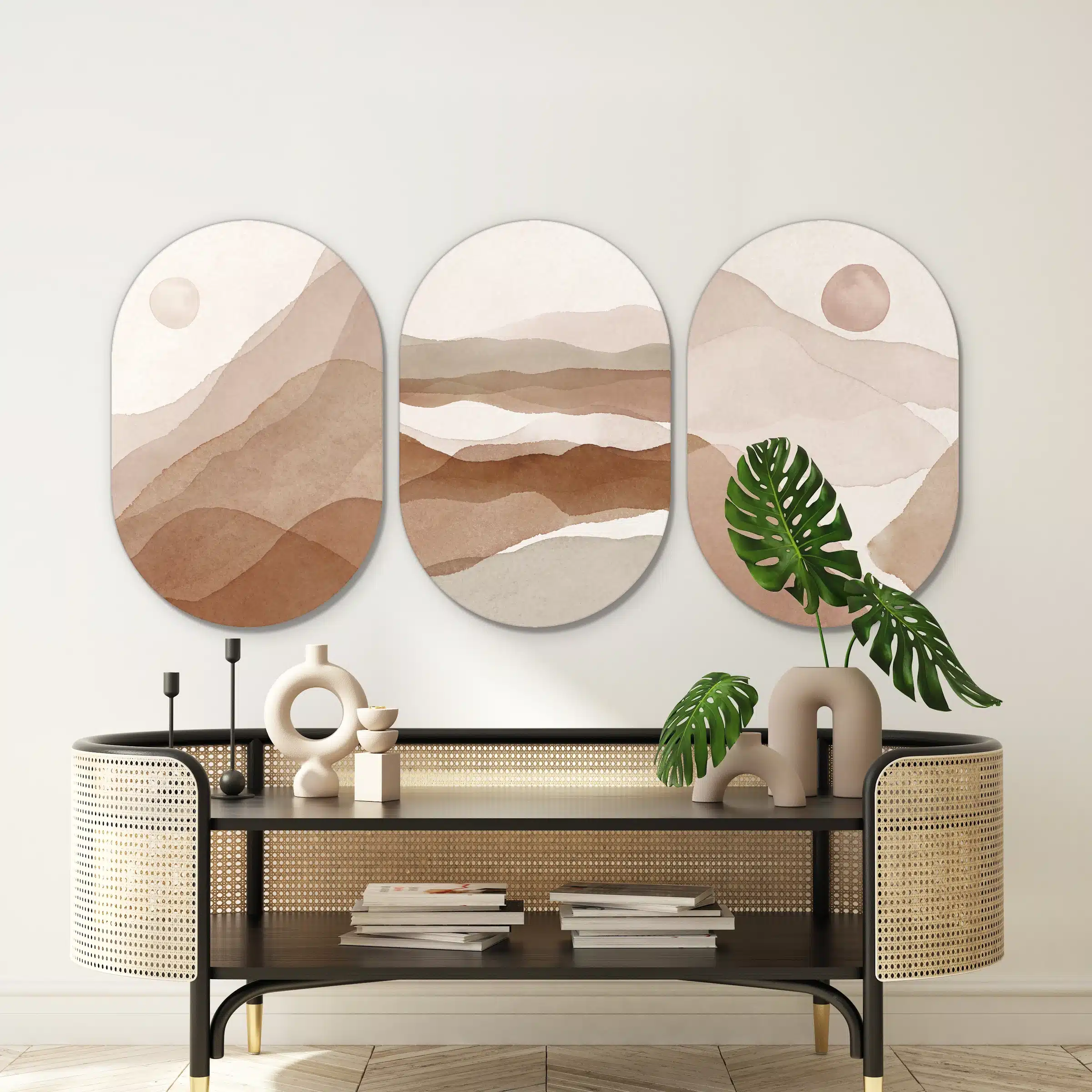 Abstract drieluik schilderij in drie muurovalen boven een rotan console