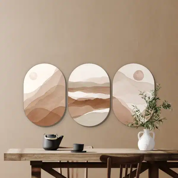 Abstract drieluik schilderij in drie muurovalen in een eetkamer boven de eettafel