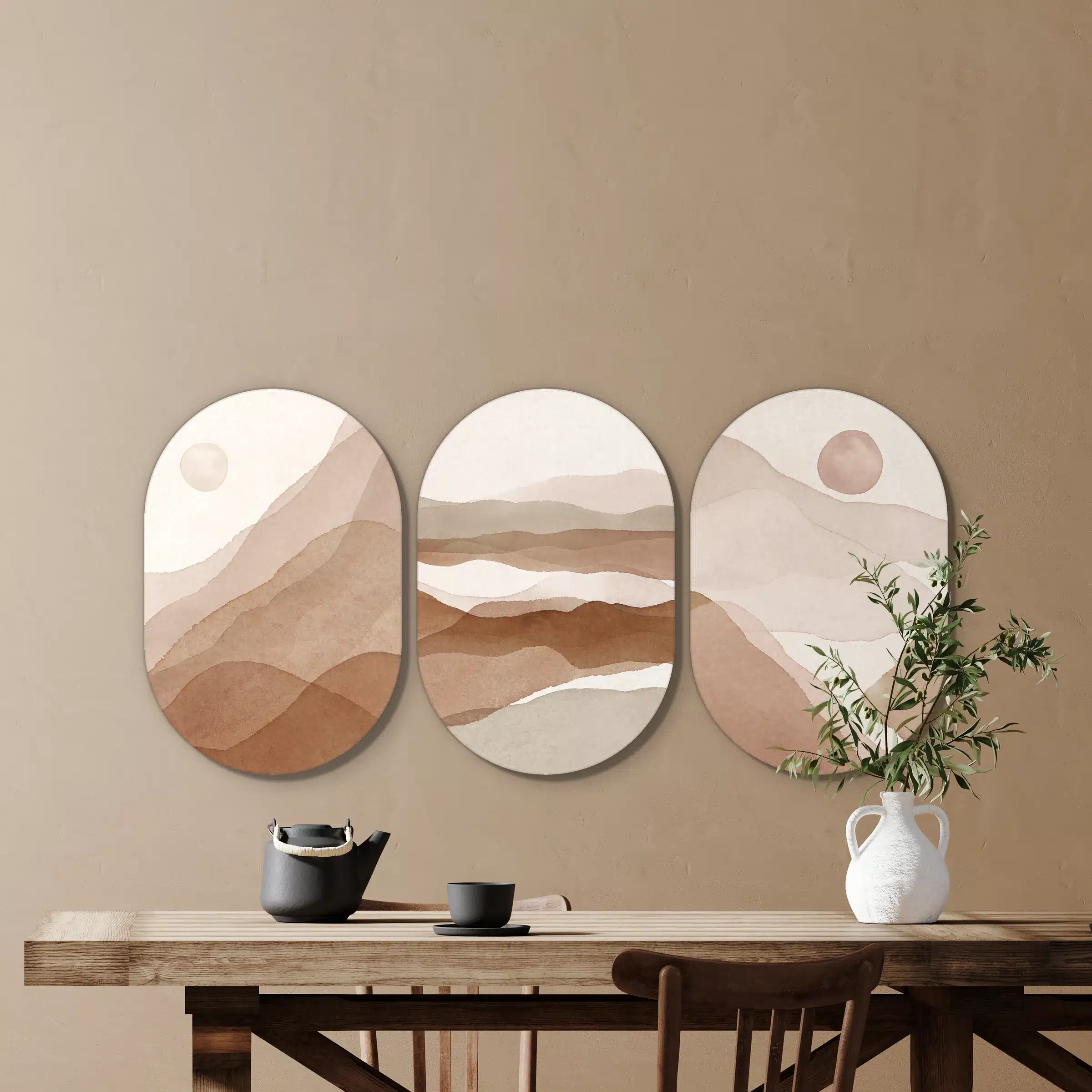 Abstract drieluik schilderij in drie muurovalen in een eetkamer boven de eettafel