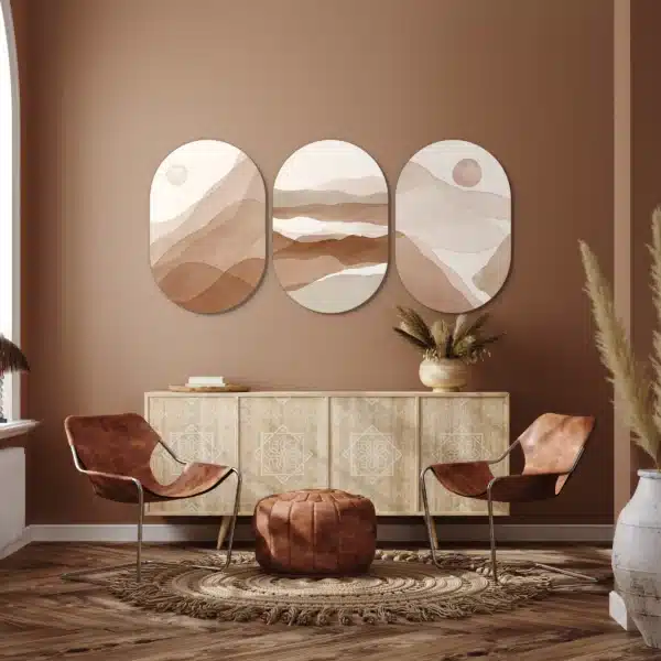 Abstract drieluik schilderij in drie muurovalen aan een terracotta muur boven een dressoir