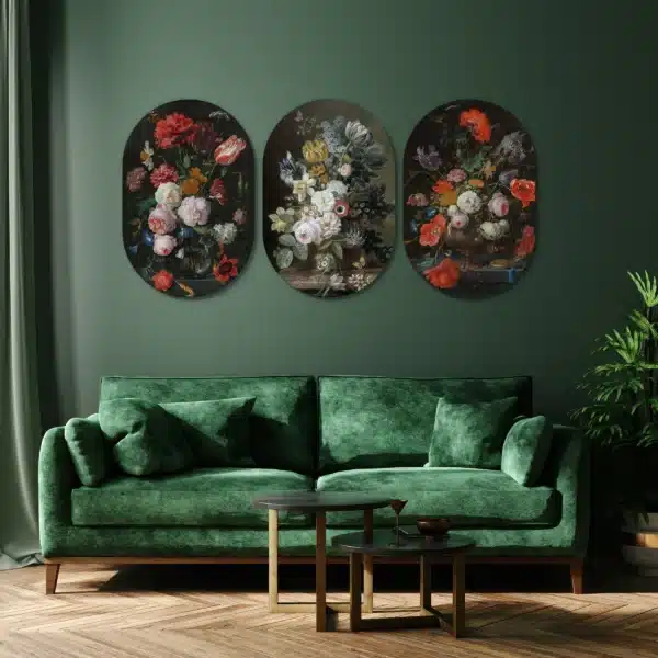 Bloemen drieluik in drie muurovalen aan een groene muur boven een fluwelen bank