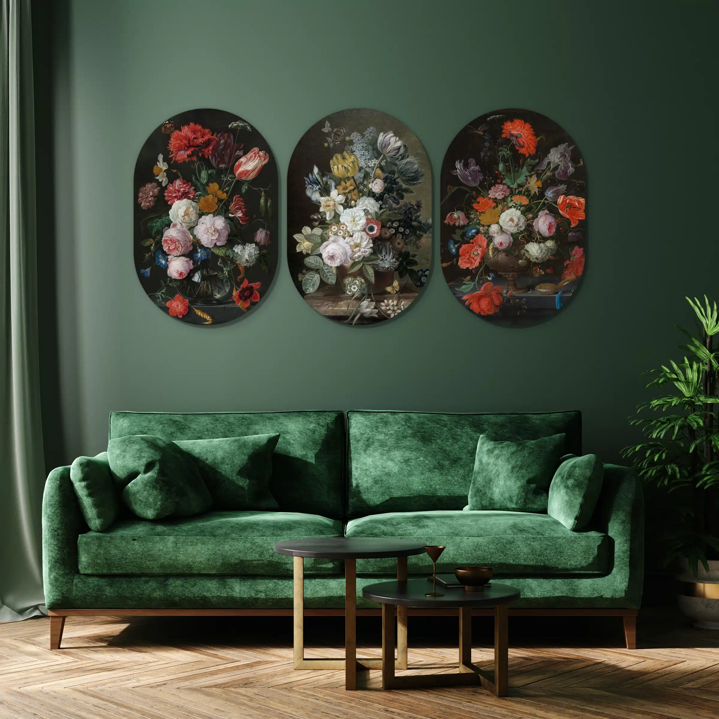 Bloemen drieluik in drie muurovalen aan een groene muur boven een fluwelen bank