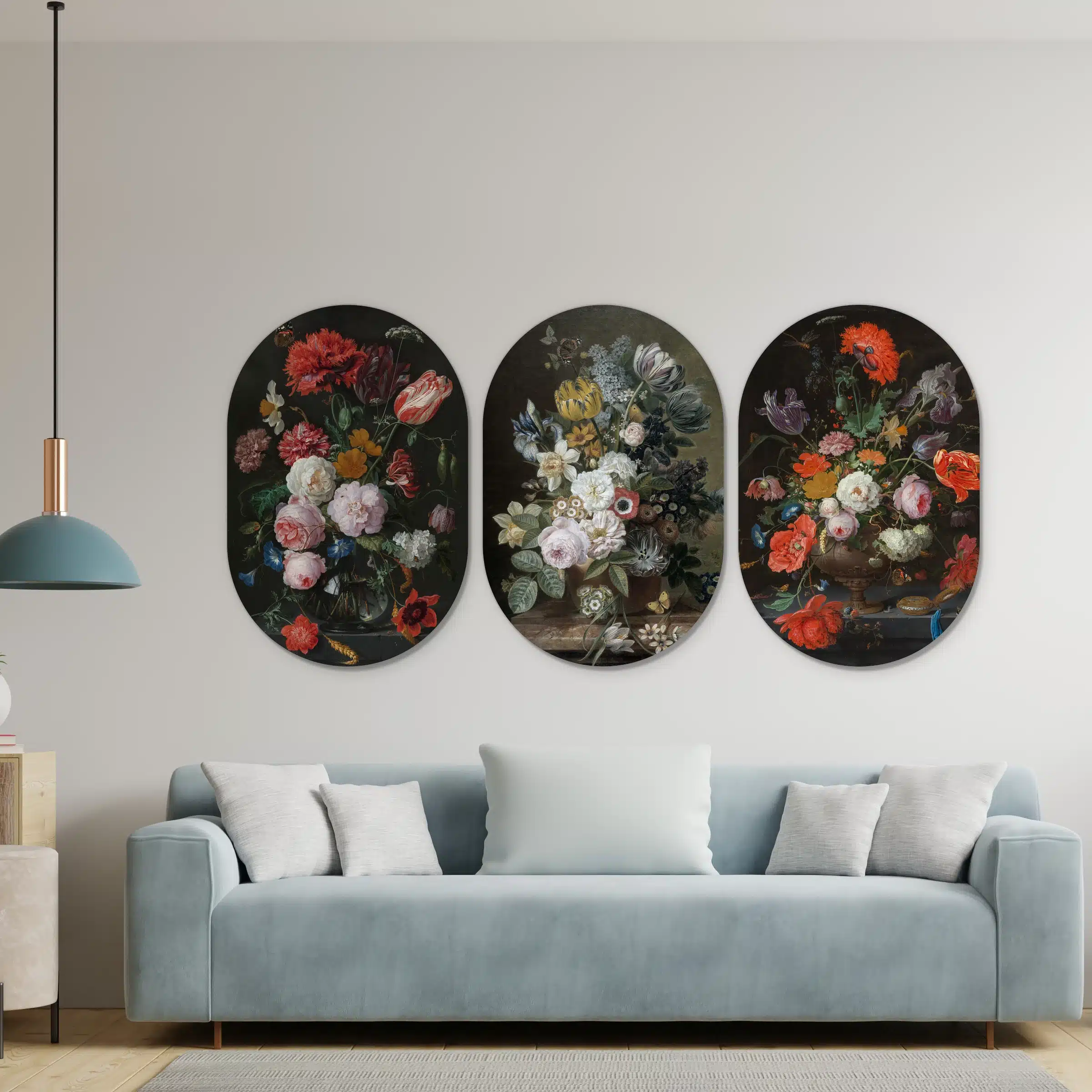 Bloemen drieluik in drie muurovalen in een lichte woonkamer boven de bank
