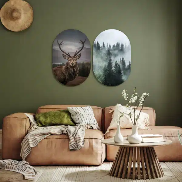 Hert tweeluik in twee muurovalen aan een olijfgroene muur boven een cognackleurige bank