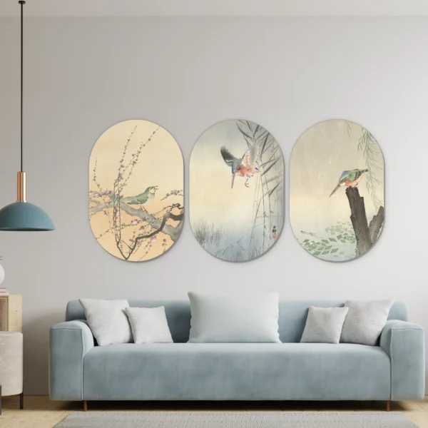 Japanse schilderijen van Koson als drieluik in muurovalen in een lichte woonkamer boven de bank