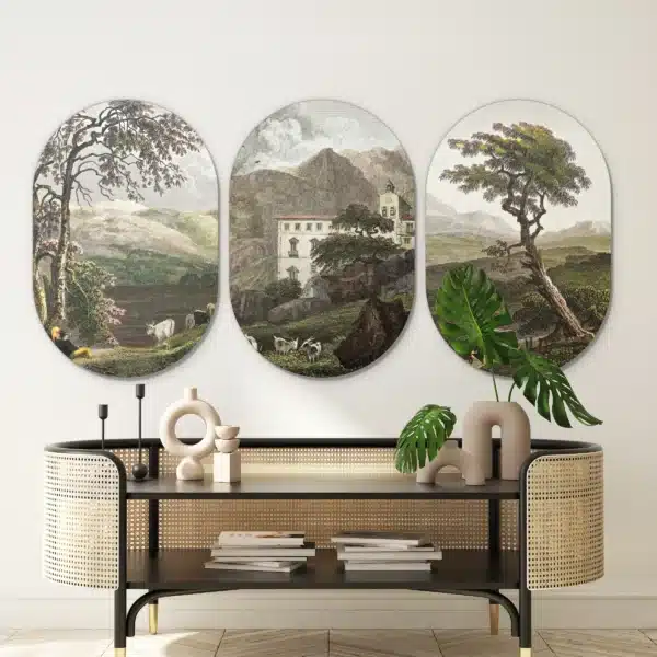 Landschap drieluik in drie muurovalen boven een rotan console