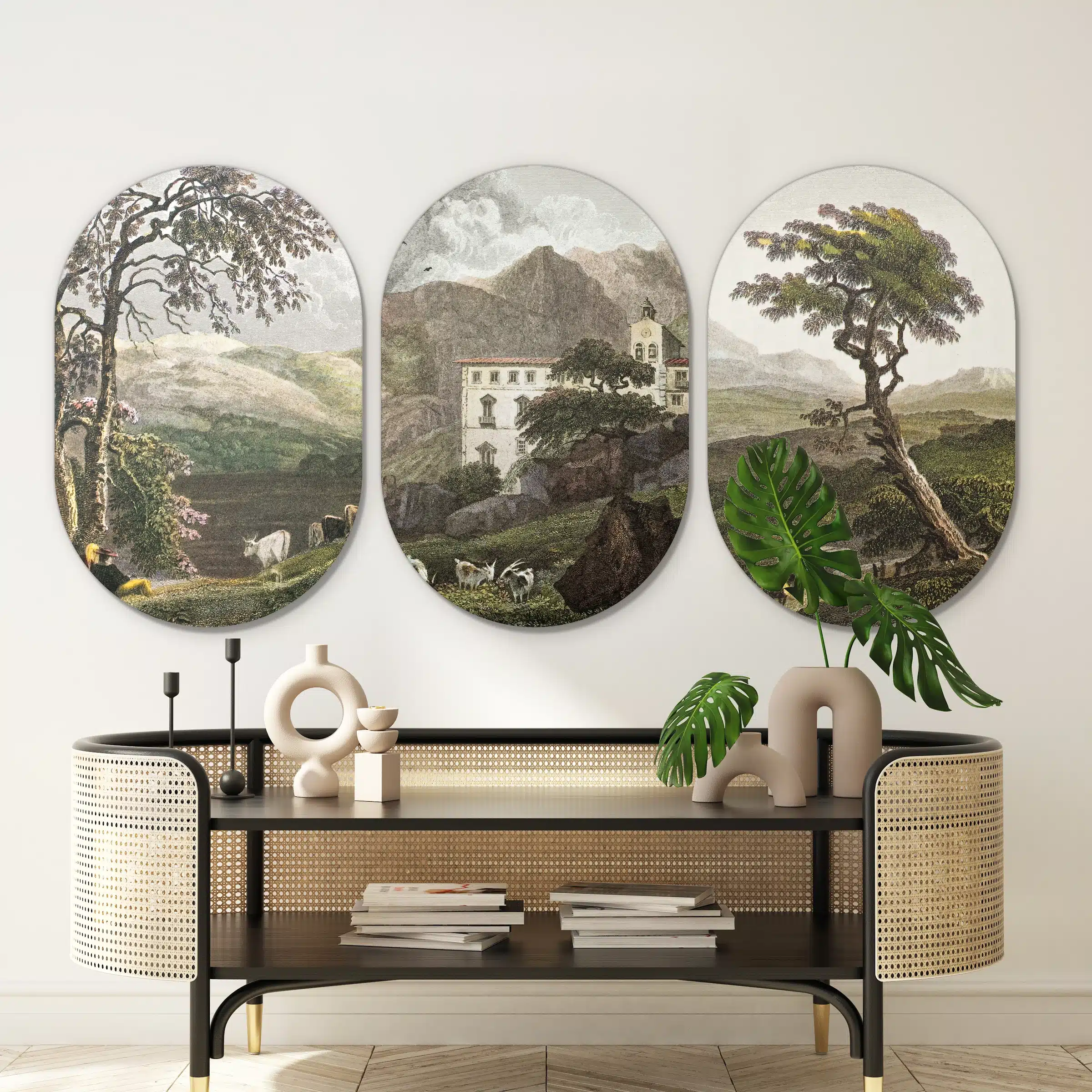 Landschap drieluik in drie muurovalen boven een rotan console