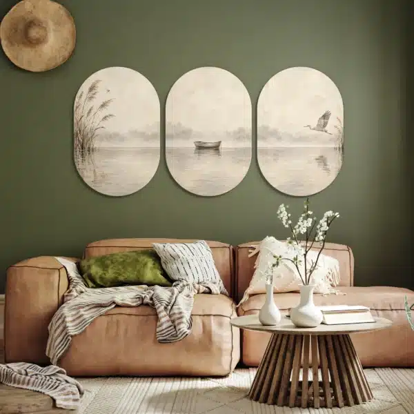 Drieluik schilderij japandi in drie muurovalen aan een olijfgroene muur boven een cognackleurige bank