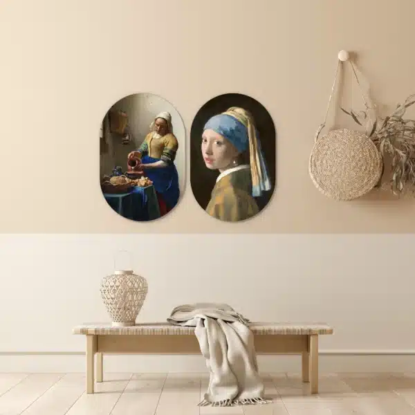 Vermeer tweeluik in twee muurovalen in een lichte hal boven een houten bankje