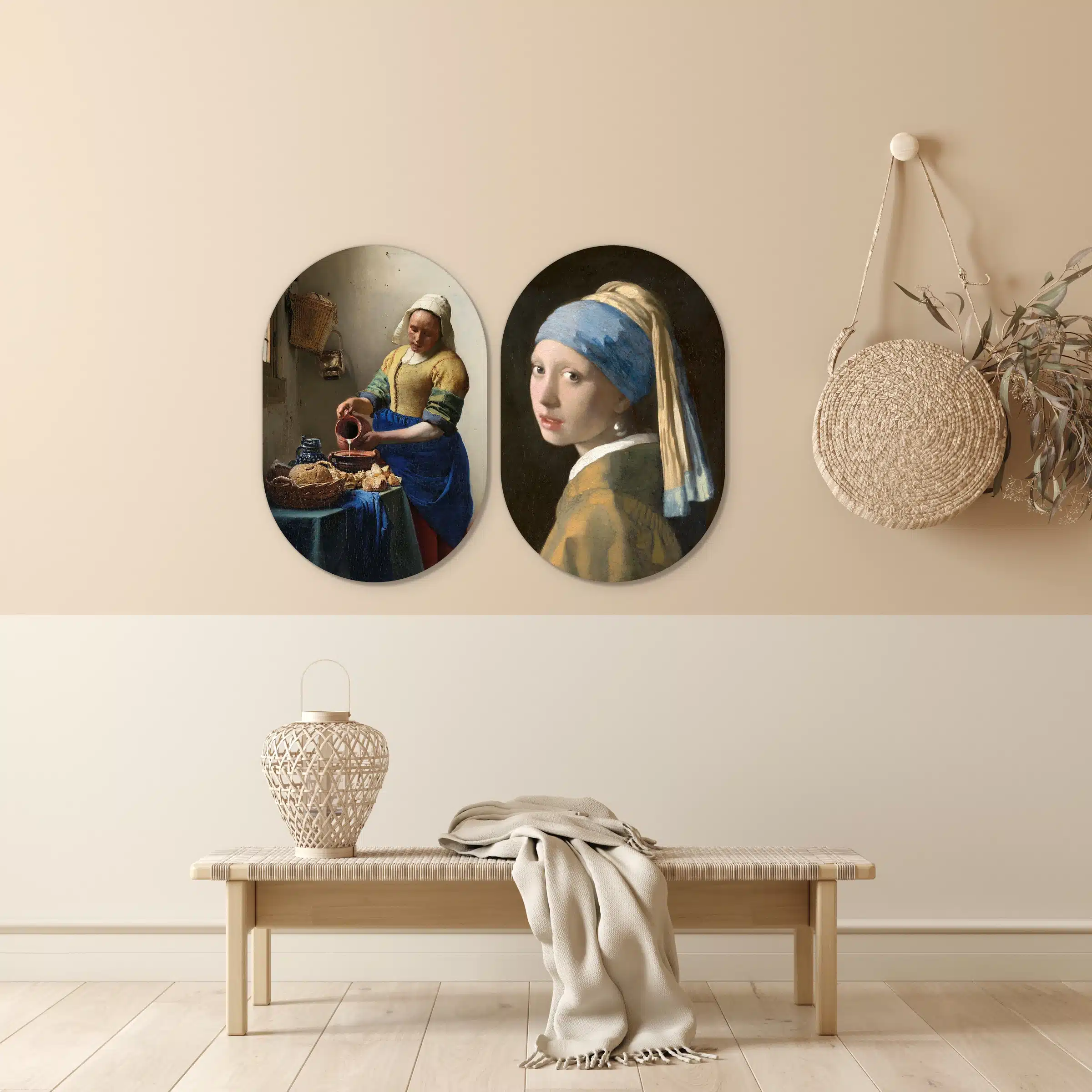 Vermeer tweeluik in twee muurovalen in een lichte hal boven een houten bankje