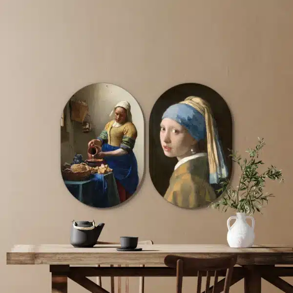 Vermeer tweeluik in twee muurovalen in een eetkamer boven de eettafel