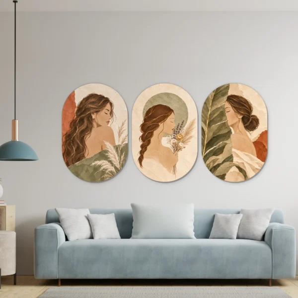 Drieluik vrouwen in drie muurovalen in een lichte woonkamer boven de bank