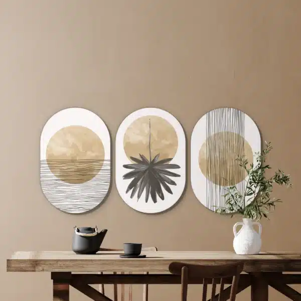 Modern drieluik schilderij in drie muurovalen in een eetkamer boven de eettafel