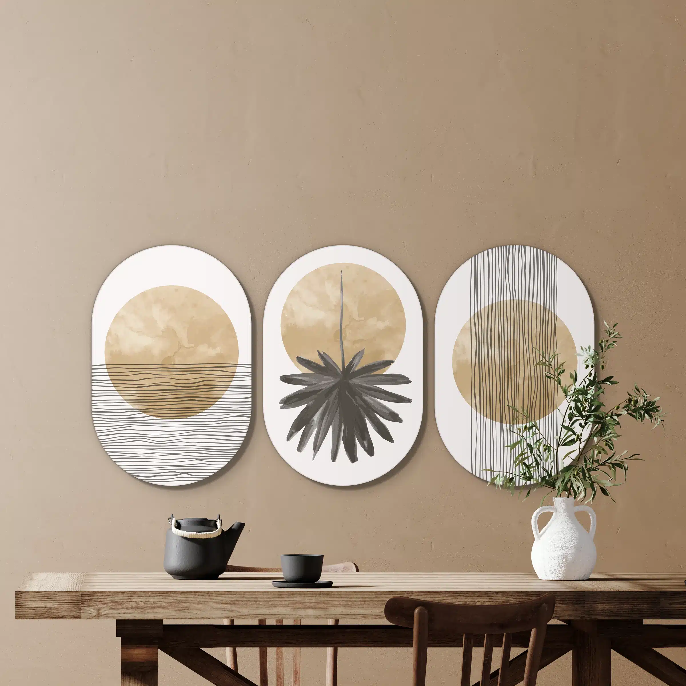 Modern drieluik schilderij in drie muurovalen in een eetkamer boven de eettafel