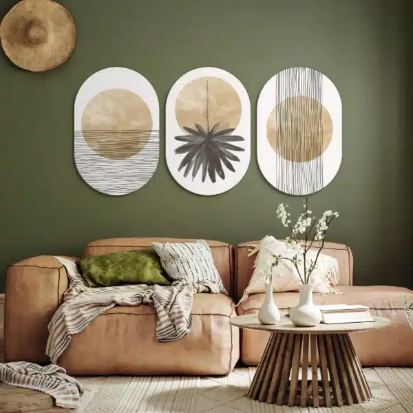 Modern drieluik schilderij in drie muurovalen aan een olijfgroene muur boven een cognackleurige bank