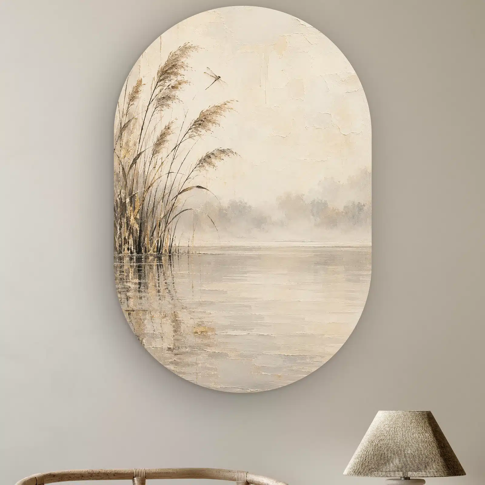 Japandi schilderij groot als muurovaal: riet aan een stil meer in de mist met een libel, staand ovaal in beige