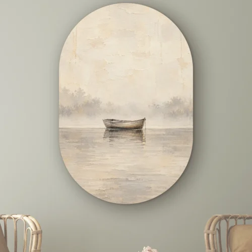 Schilderij beige tinten als muurovaal: lege houten roeiboot op een spiegelglad meer in de mist, staand ovaal