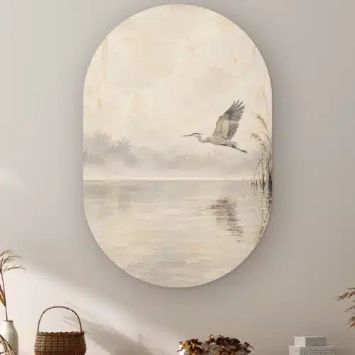 Muurovaal reiger: blauwe reiger vliegt laag over een stil meer met spiegelbeeld, staand ovaal