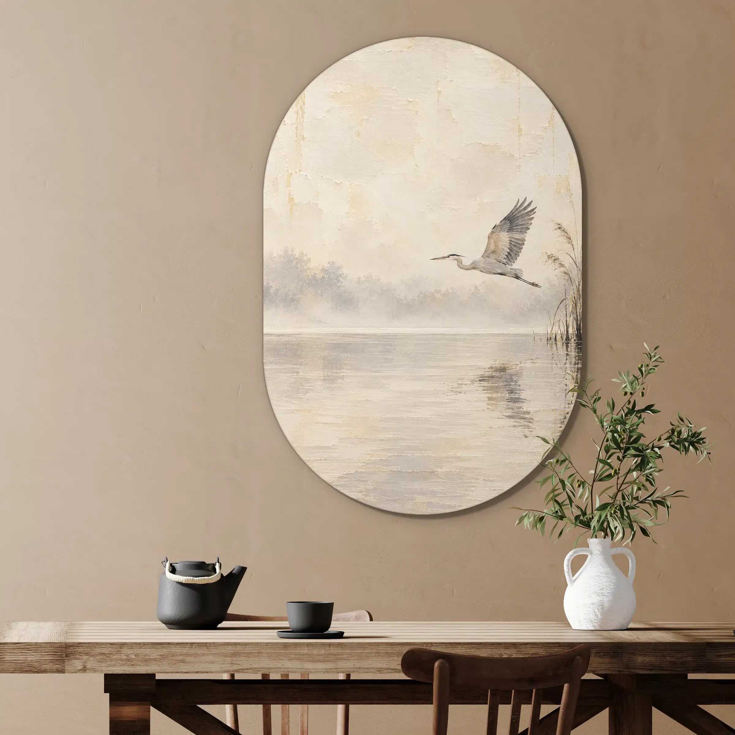 Muurovaal reiger in een eetkamer boven de eettafel