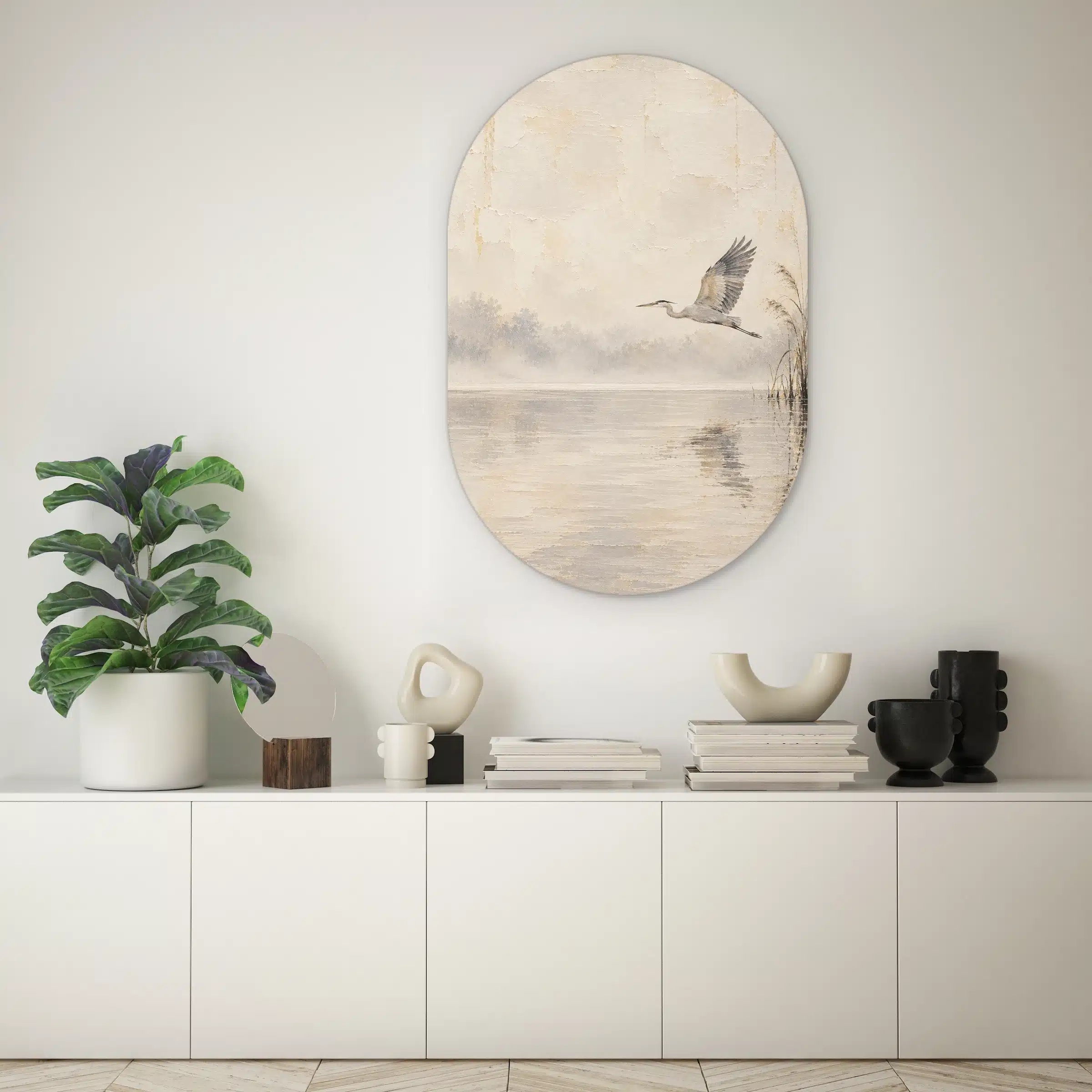 Muurovaal reiger boven een witte kast