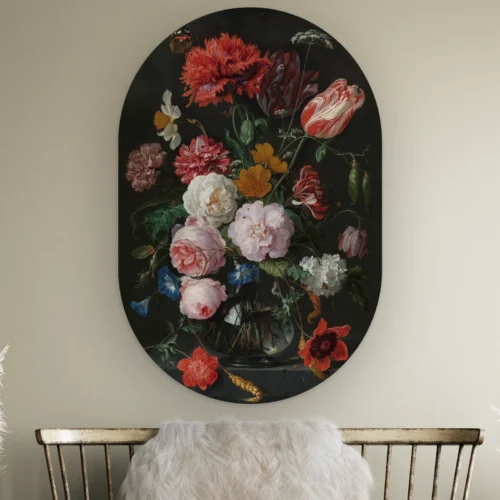 Muurovaal Stilleven met bloemen in een glazen vaas aan de muur boven een houten bankje met schapenvacht