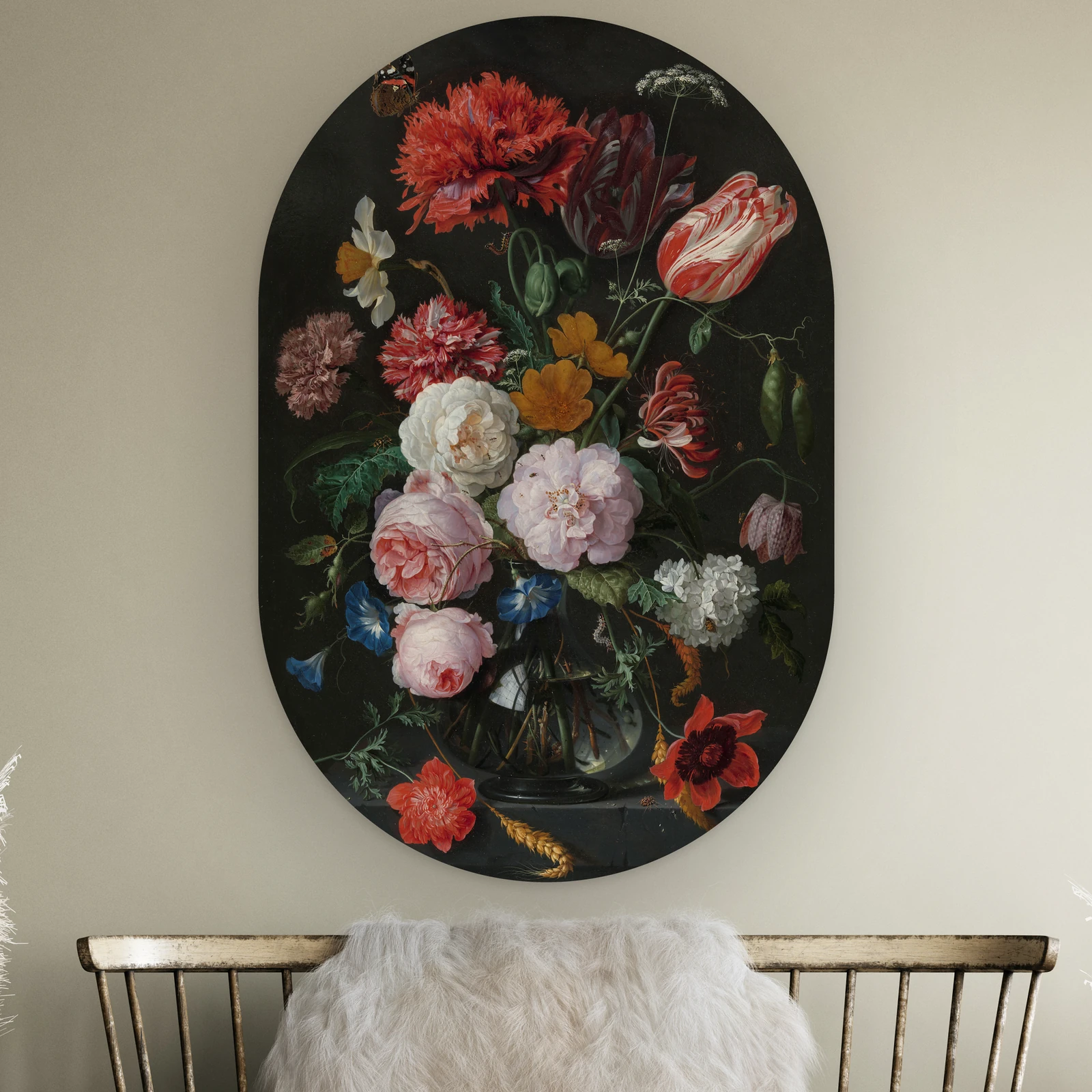 Muurovaal Stilleven met bloemen in een glazen vaas aan de muur boven een houten bankje met schapenvacht