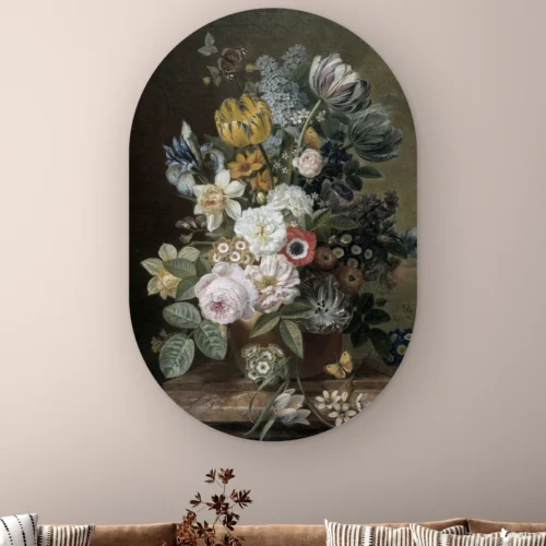 Muurovaal Stilleven met bloemen van Eelke Jelles Eelkema aan de muur boven een bank met gestreepte kussens