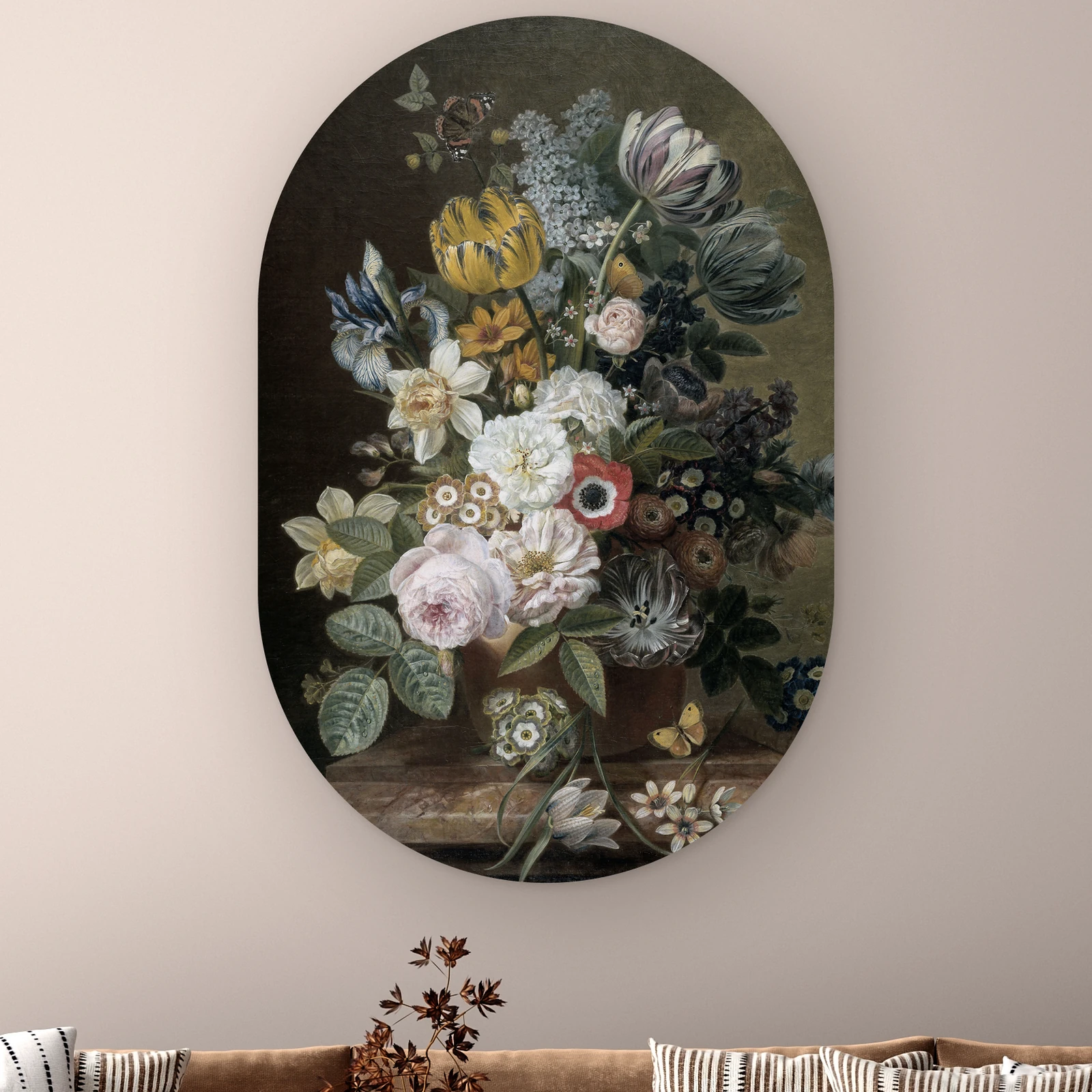 Muurovaal Stilleven met bloemen van Eelke Jelles Eelkema aan de muur boven een bank met gestreepte kussens