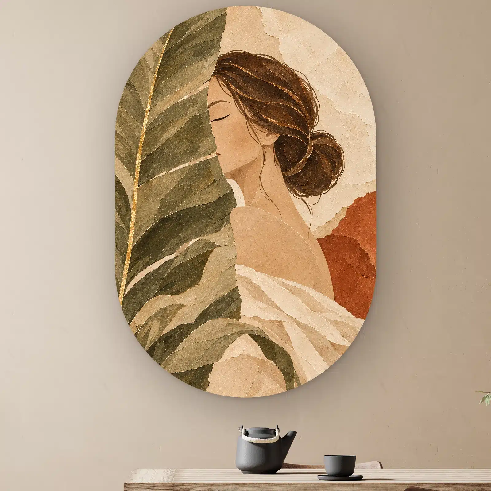 Schilderij terracotta vrouw als muurovaal: vrouw half achter een groot groen bananenblad, voor een vlak terracotta