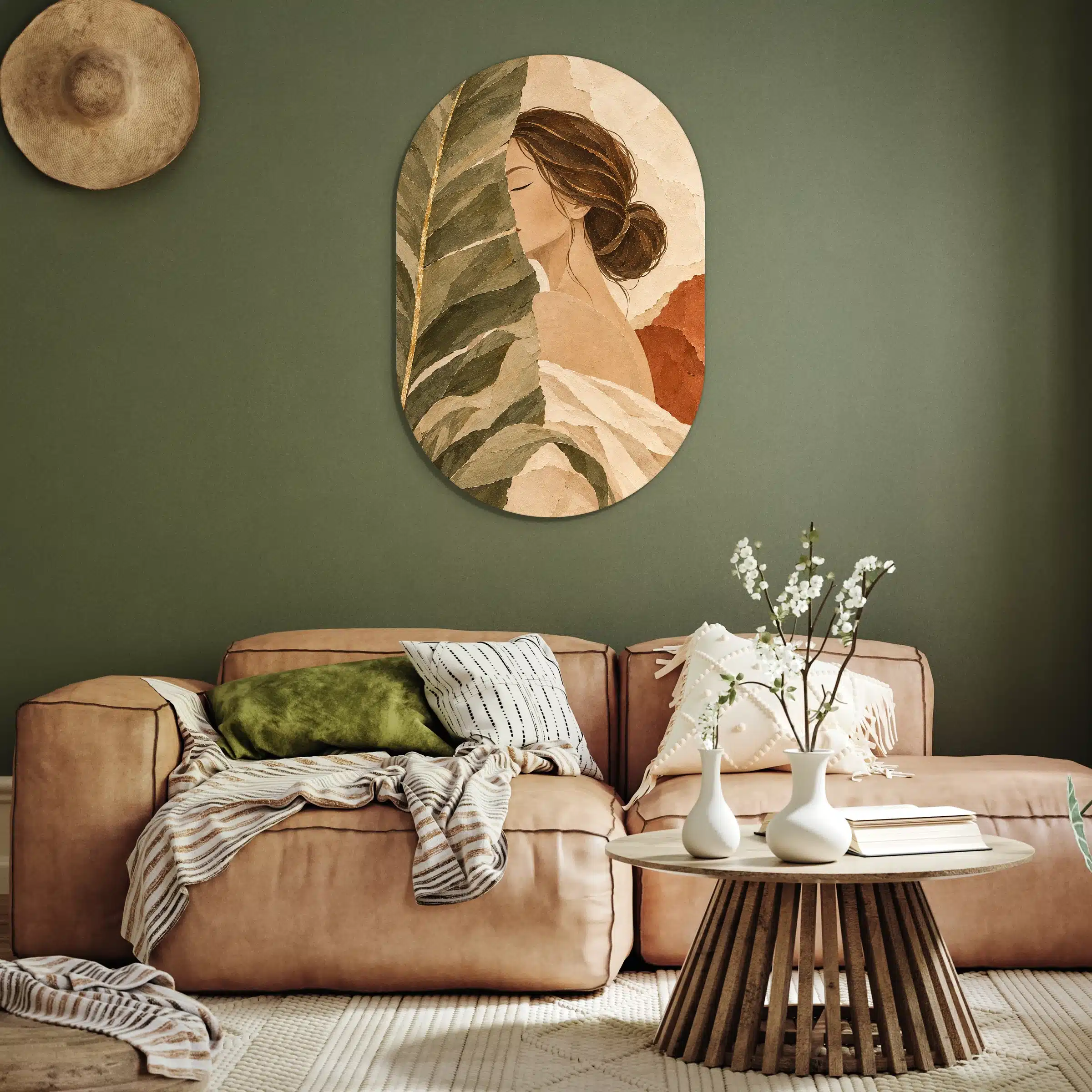 Schilderij terracotta vrouw als muurovaal aan een olijfgroene muur boven een cognackleurige bank