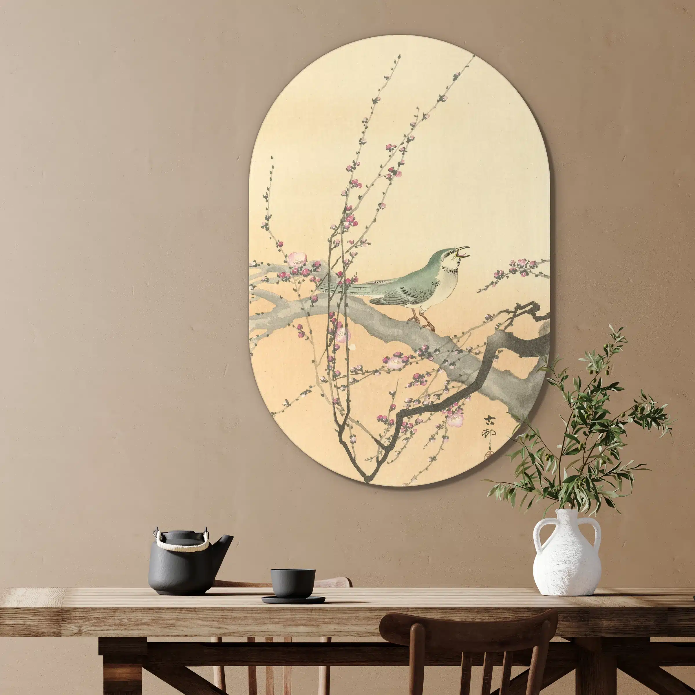 Japanse vogel schilderij als muurovaal in een eetkamer boven de eettafel