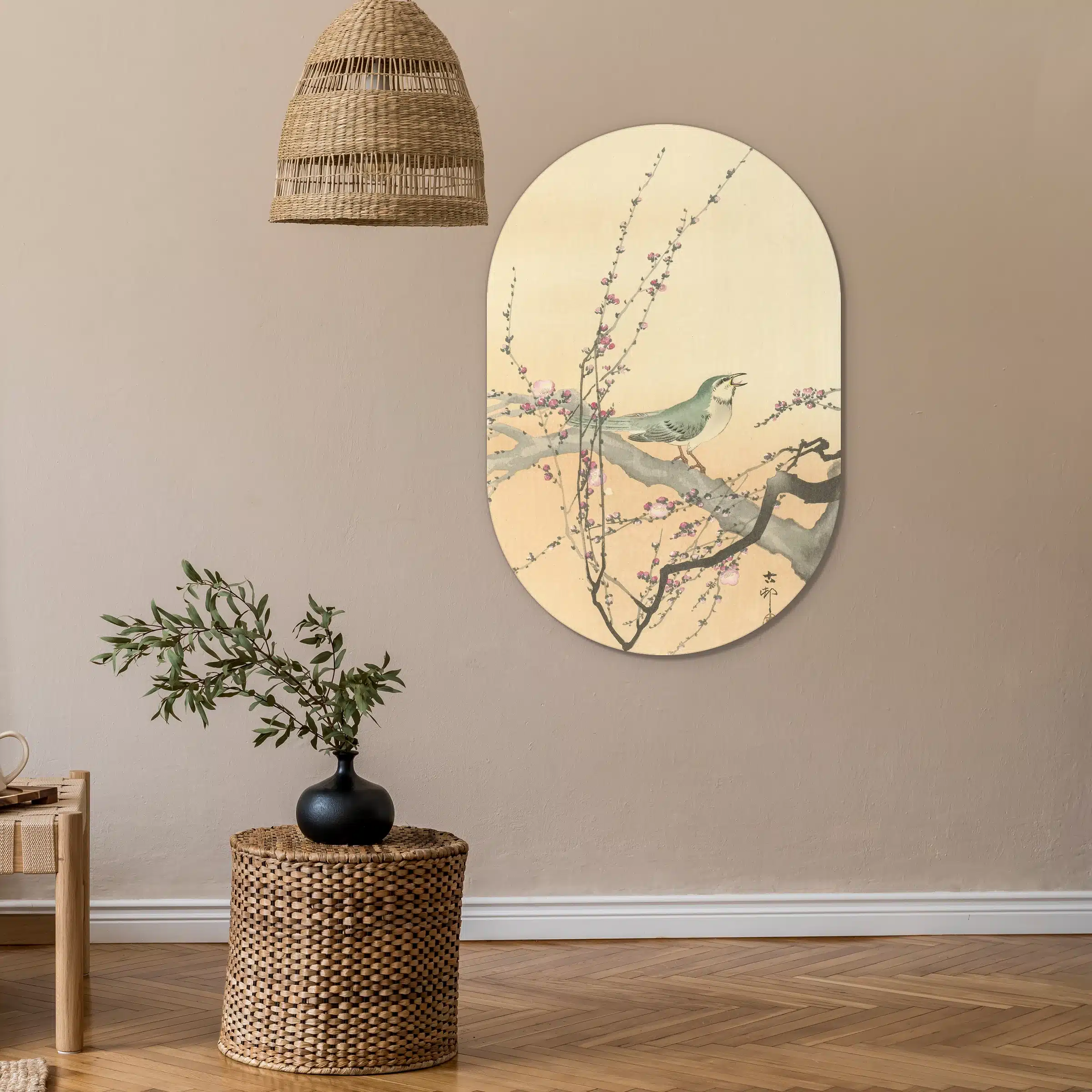 Japanse vogel schilderij als muurovaal aan een zandkleurige muur