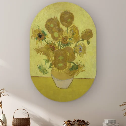 Muurovaal Zonnebloemen van Vincent van Gogh aan de muur boven een kast met een rieten mandje