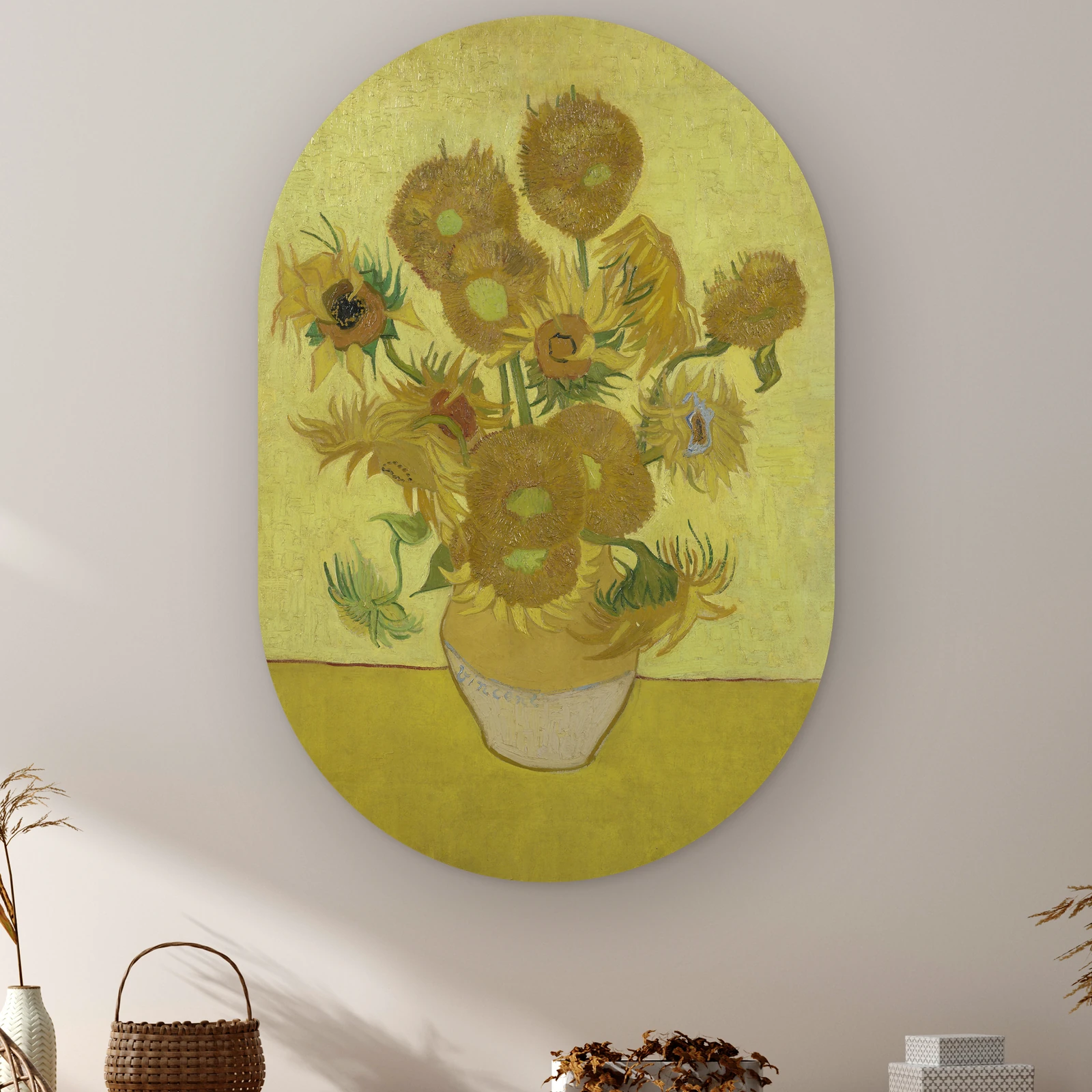 Muurovaal Zonnebloemen van Vincent van Gogh aan de muur boven een kast met een rieten mandje
