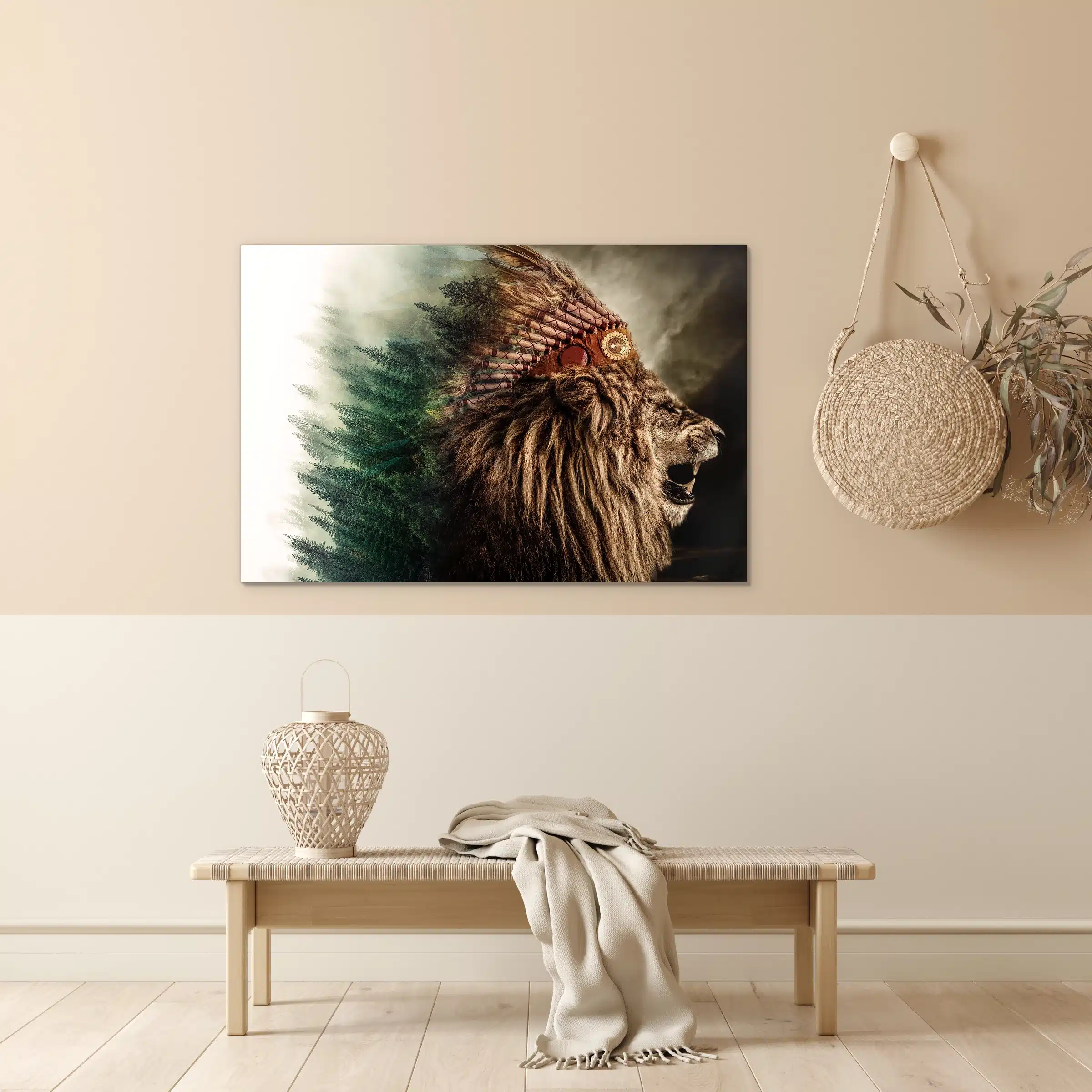 Native leeuw aan een beige muur boven een geweven bankje