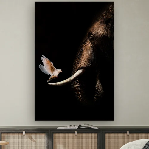 Olifant met duif aan de muur boven een dressoir met rotan deurtjes
