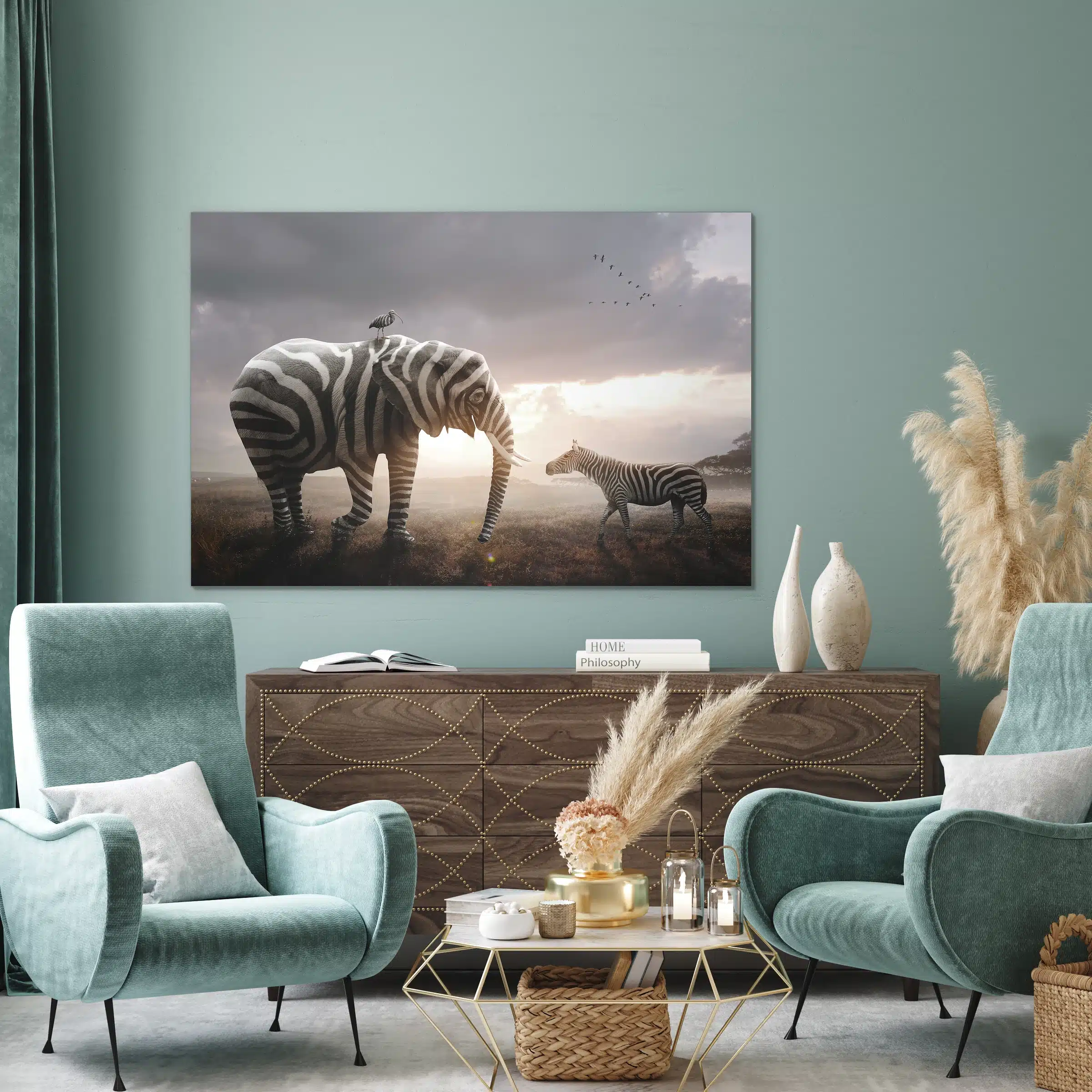 Olifant met zebrastrepen boven een notenhouten dressoir tussen twee mintgroene fauteuils