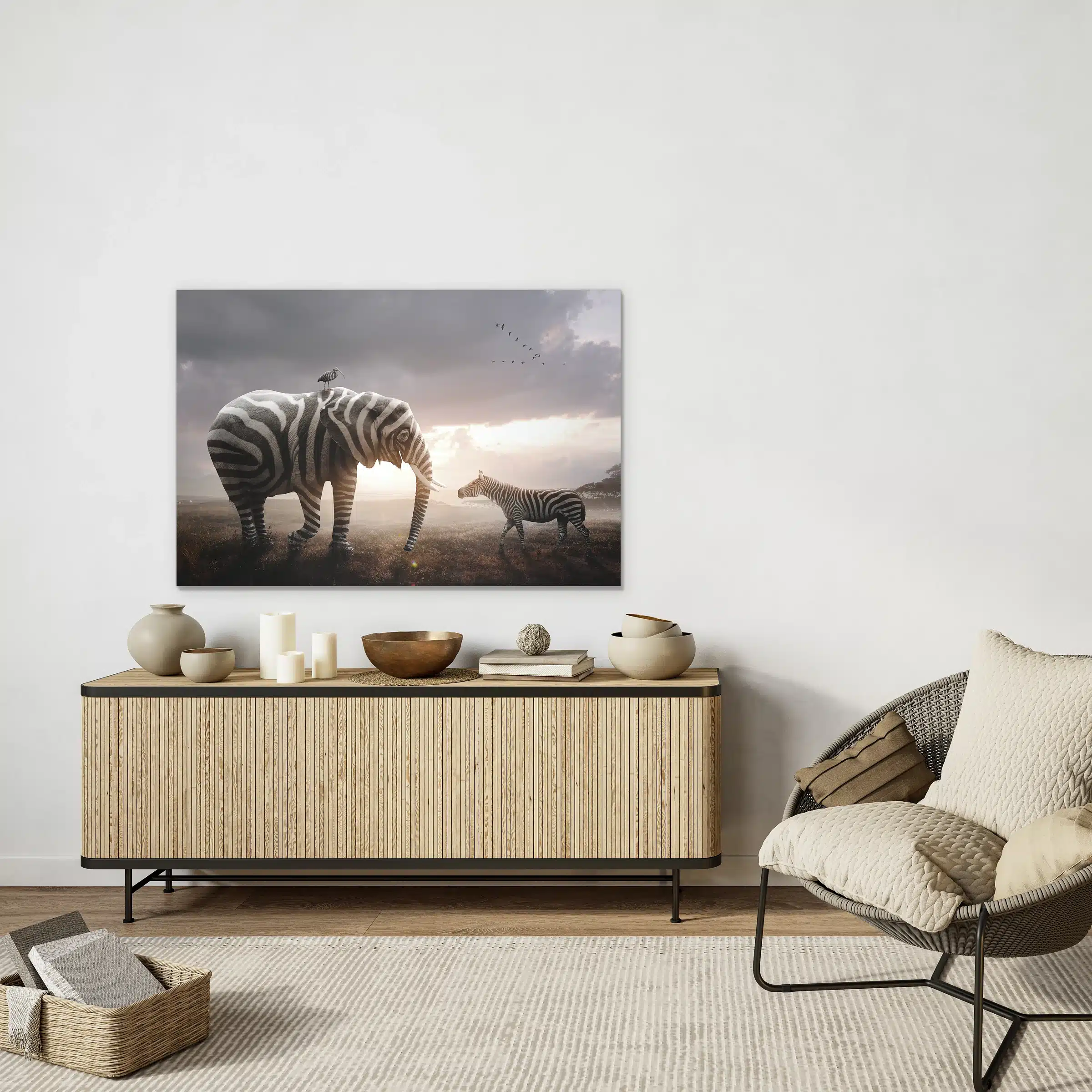 Olifant met zebrastrepen boven een licht houten lamellen dressoir
